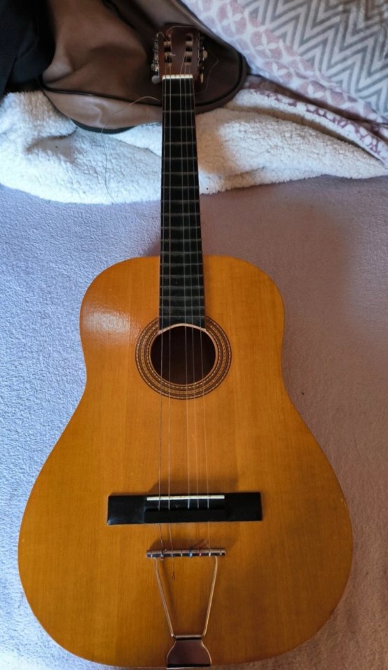Guitarra acústica antigua de estudio de segunda mano · Foto 1 de 5 · Almería · 250 €