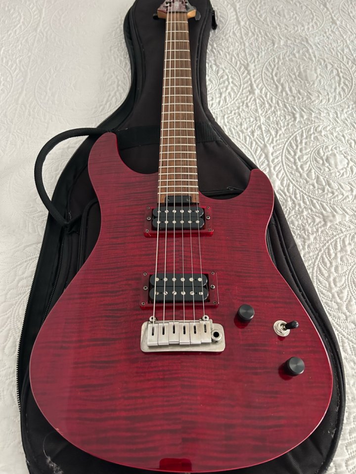 Yamaha RGX 620z transluced red de segunda mano · Foto 3 de 9 · Madrid · 300 €