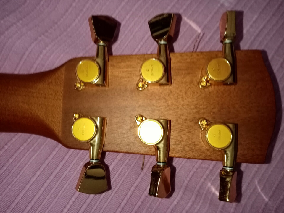 Cambio electroacústica y 300 euros por guitarra electrica.