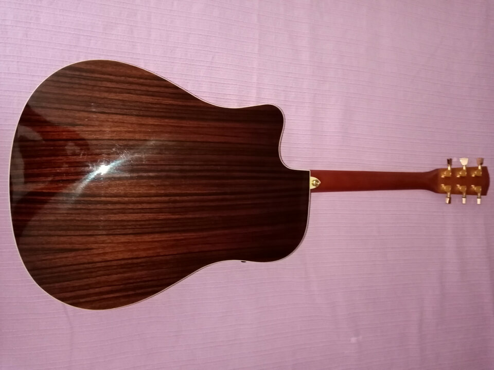 Cambio electroacústica y 300 euros por guitarra electrica.