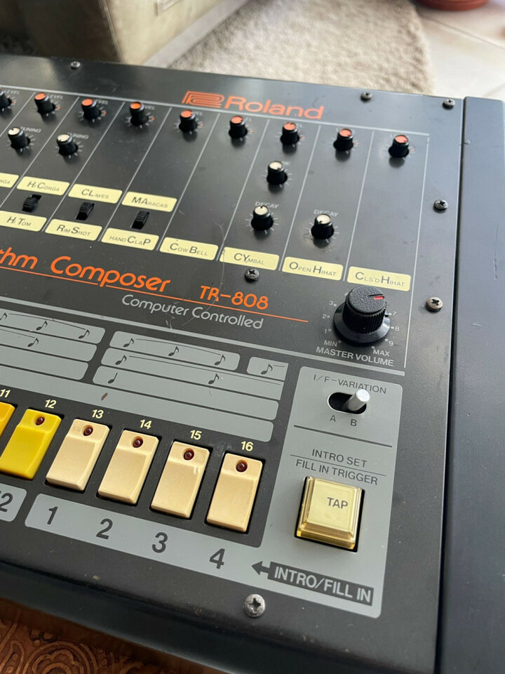 Roland TR-808 Rhythm con Midi Kenton
