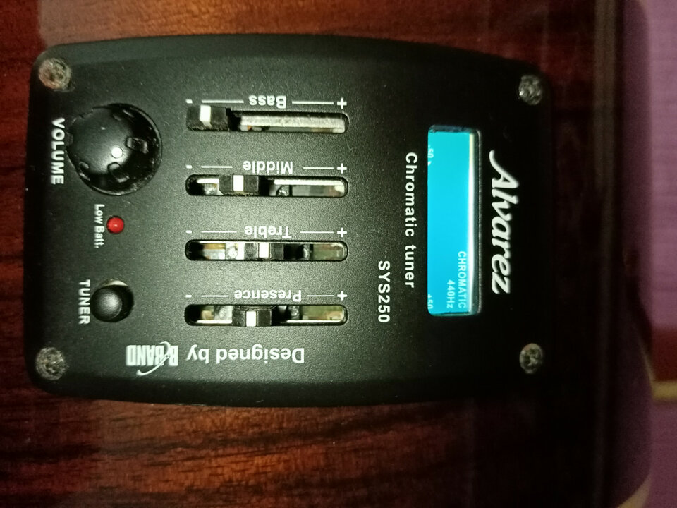 Cambio electroacústica y 300 euros por guitarra electrica.