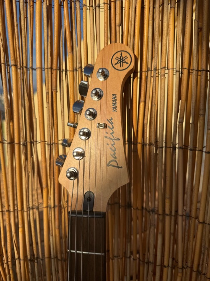 YAMAHA Pacifica 112 Red