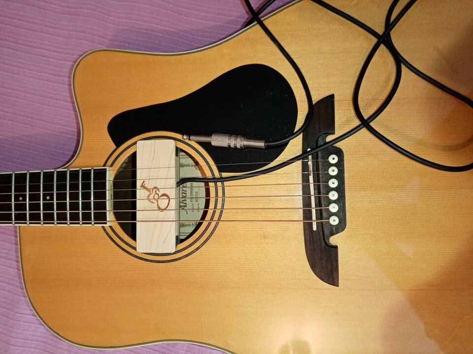 Cambio electroacústica y 300 euros por guitarra electrica.