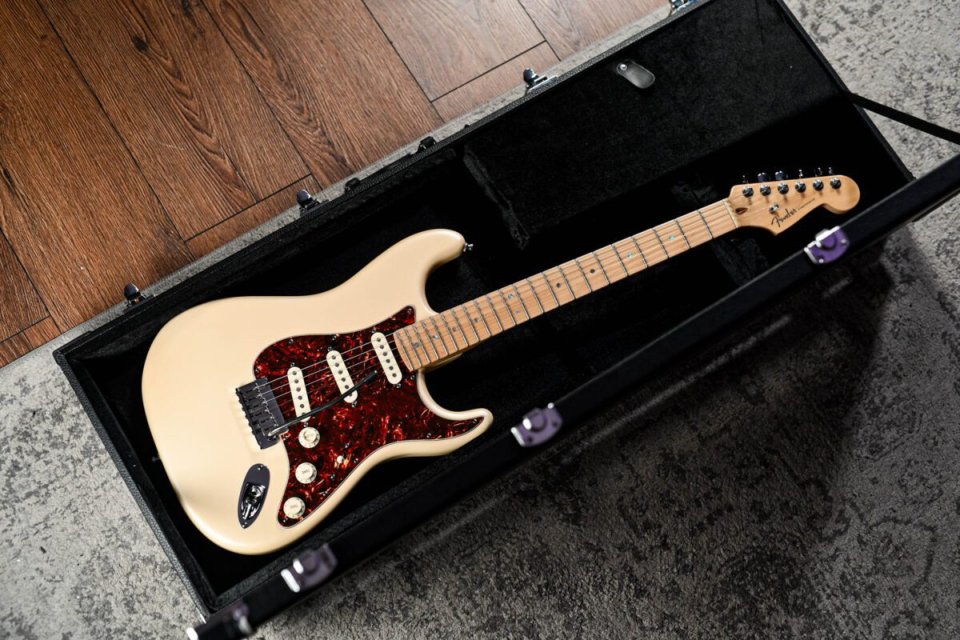 Fender American Deluxe Strat Olympic White Pearl 2009. usa de segunda mano · Foto 1 de 10 · Barcelona · 1500 €