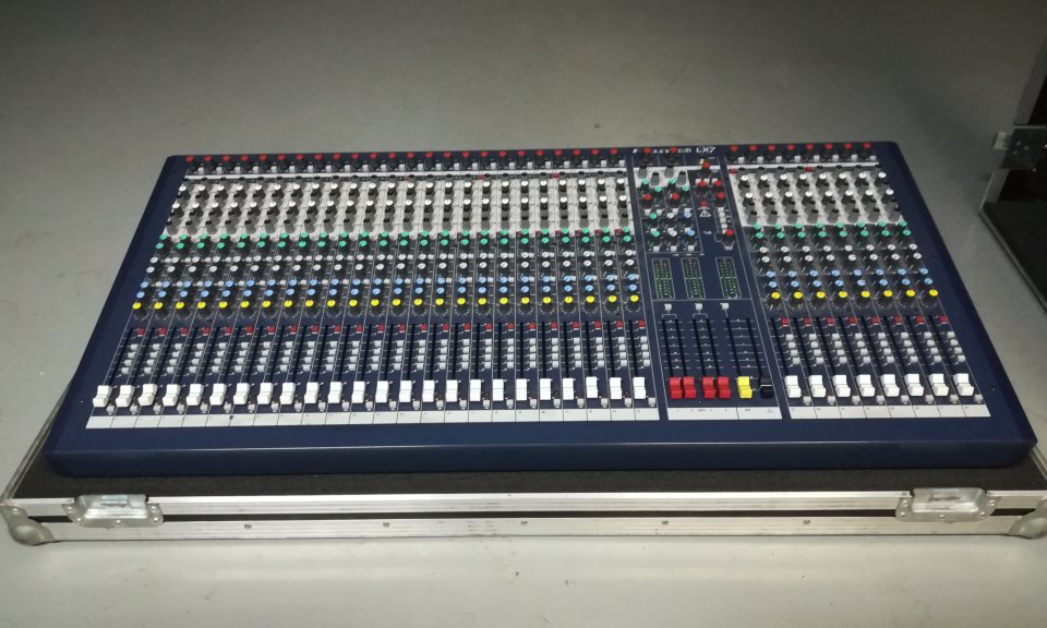 SOUNDCRAFT LX7ii 32ch + flightcase