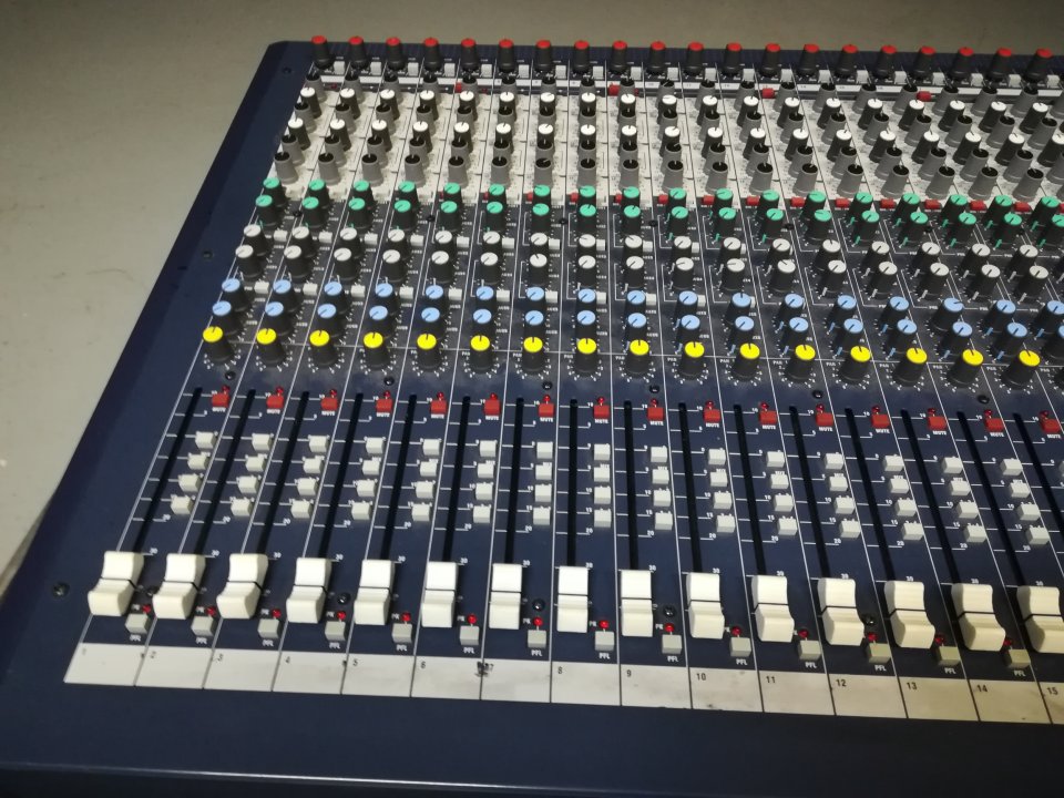 SOUNDCRAFT LX7ii 32ch + flightcase