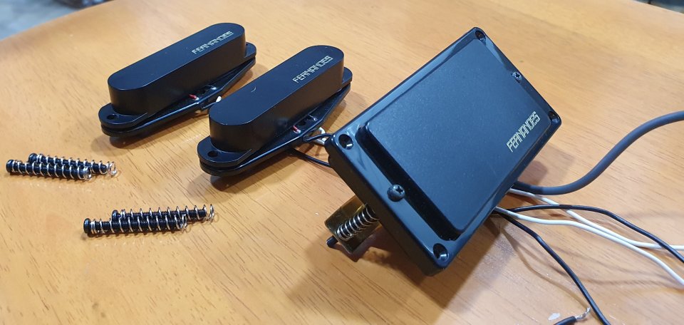 Set Pastillas Guitarra Fernandes Japan Stratocaster de segunda mano · Foto 2 de 10 · Valencia · 129 €