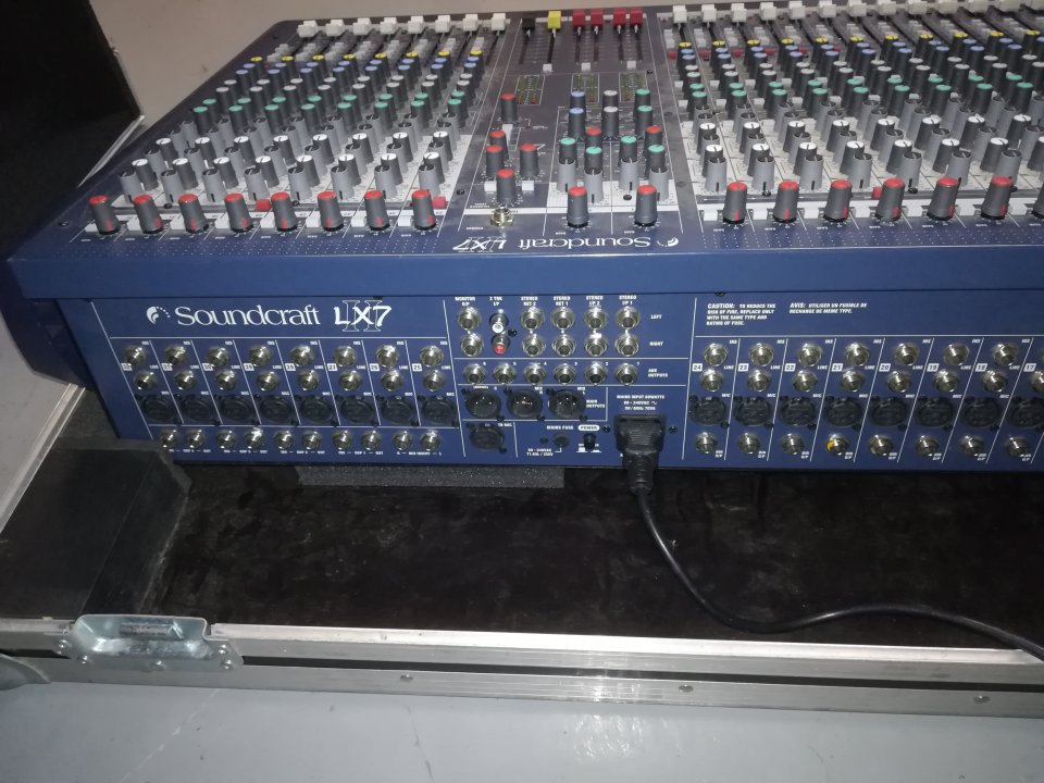 SOUNDCRAFT LX7ii 32ch + flightcase