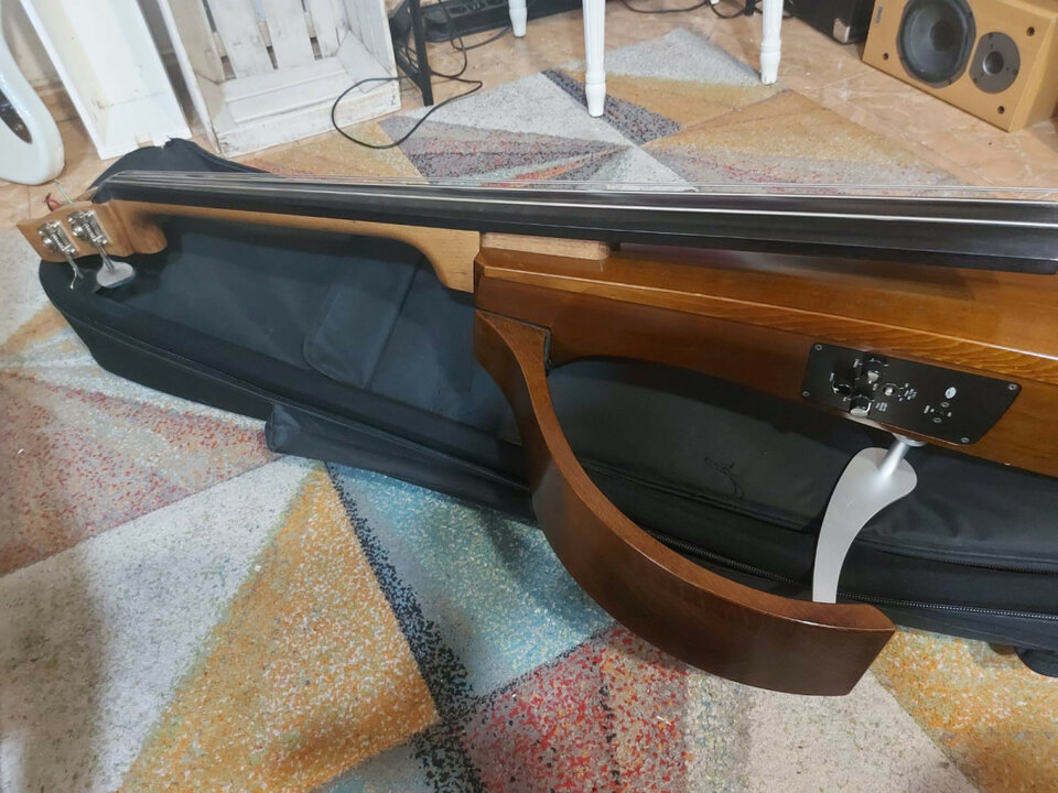Contrabajo eléctrico Yamaha SLB300 de segunda mano · Foto 2 de 6 · Madrid · 2500 €