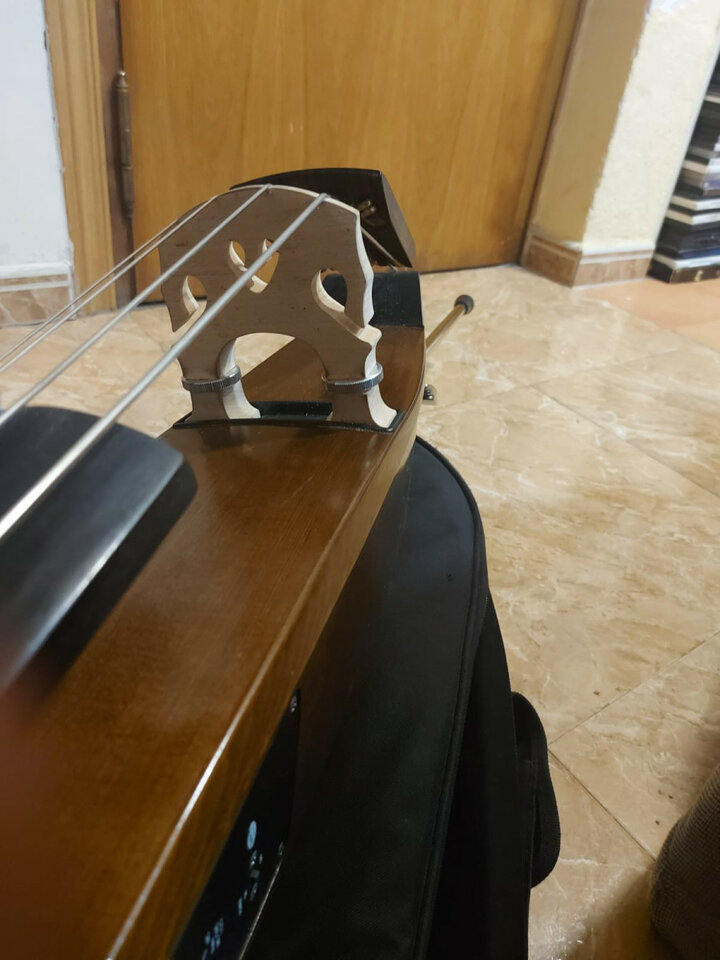 Contrabajo eléctrico Yamaha SLB300 de segunda mano · Foto 4 de 6 · Madrid · 2500 €
