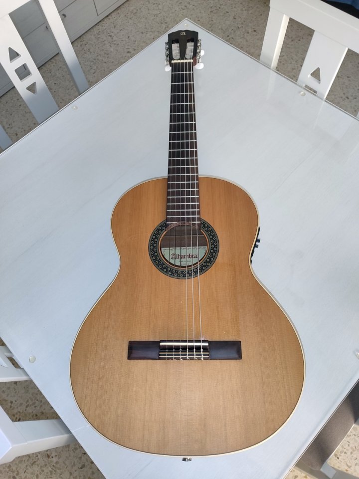 Guitarra española ALHAMBRA 7/8  ( ZURDO ) electrificada de fábrica con pastilla y micro FISHMAN Prefix-Pro Blend E2