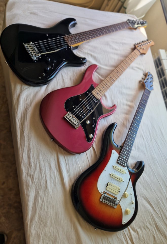 Guitarras varias de segunda mano · Foto 1 de 8 · Zaragoza · 300 €
