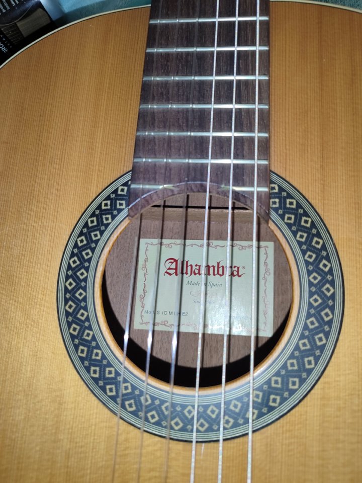 Guitarra española ALHAMBRA 7/8  ( ZURDO ) electrificada de fábrica con pastilla y micro FISHMAN Prefix-Pro Blend E2