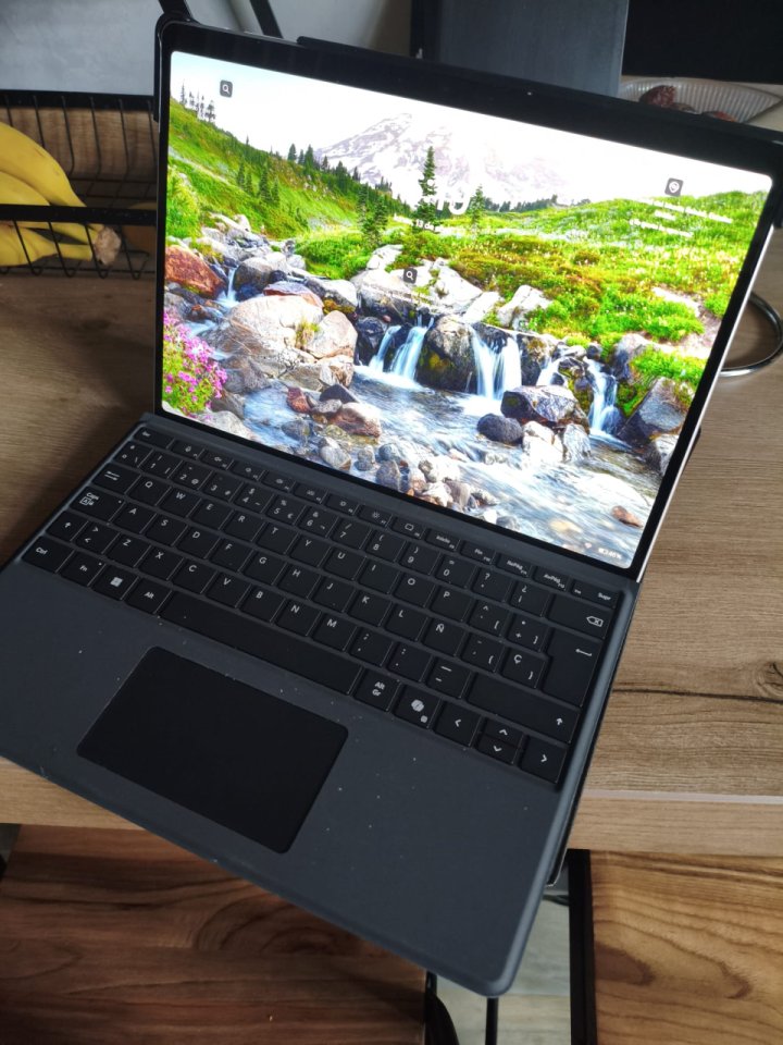 Microsoft Surface Pro 11 +Copilot de segunda mano · Foto 1 de 2 · Sevilla · 800 €