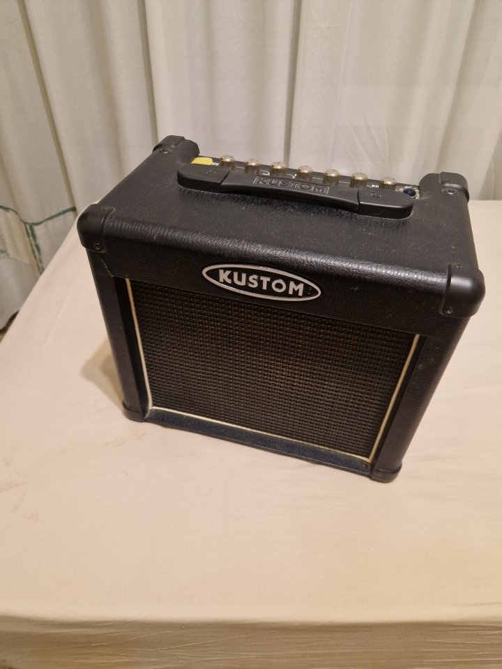 Guitarras varias de segunda mano · Foto 2 de 8 · Zaragoza · 300 €