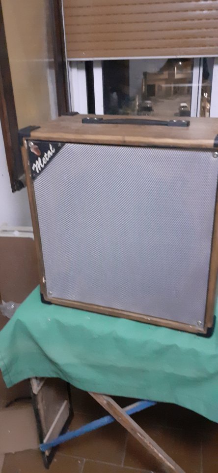 Pantalla con altavoz de 15"250 w.a 8ohmios