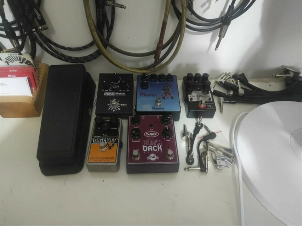 Set de Pedales de efectos más cables.