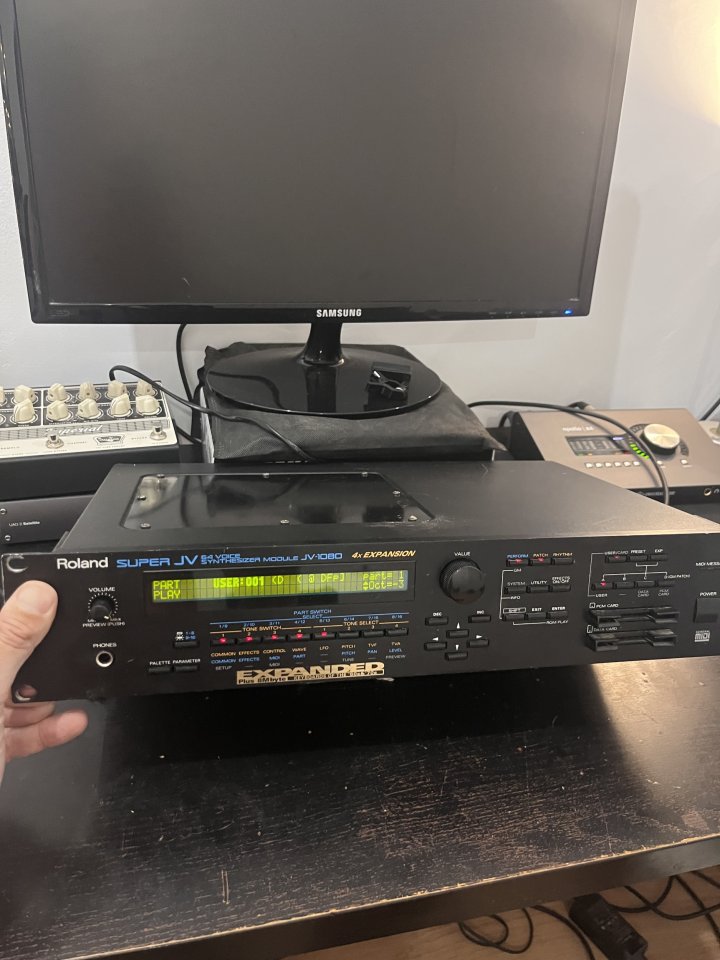 Roland JV-1080 64-Voice Synthesizer Module 1994 - 2001 - Black de segunda mano · Foto 1 de 3 · Barcelona · 295 €