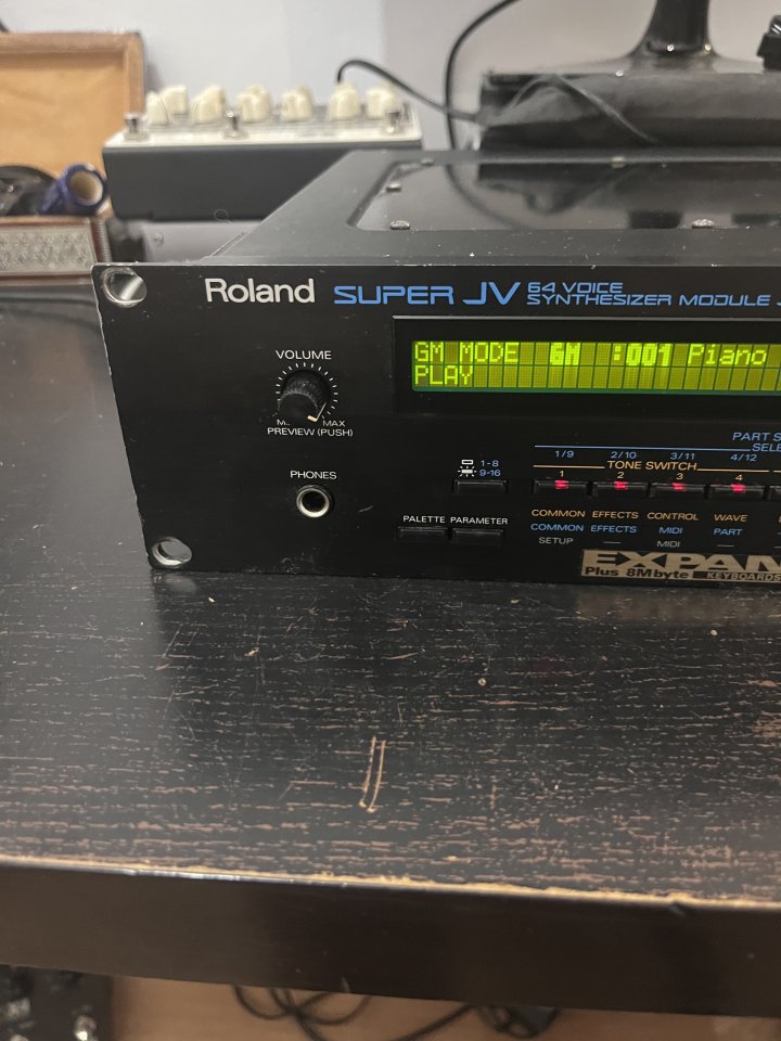 Roland JV-1080 64-Voice Synthesizer Module 1994 - 2001 - Black de segunda mano · Foto 2 de 3 · Barcelona · 295 €
