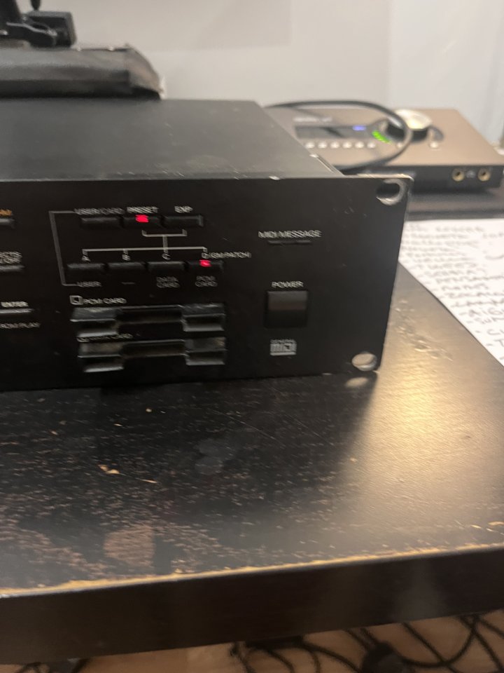 Roland JV-1080 64-Voice Synthesizer Module 1994 - 2001 - Black de segunda mano · Foto 3 de 3 · Barcelona · 295 €