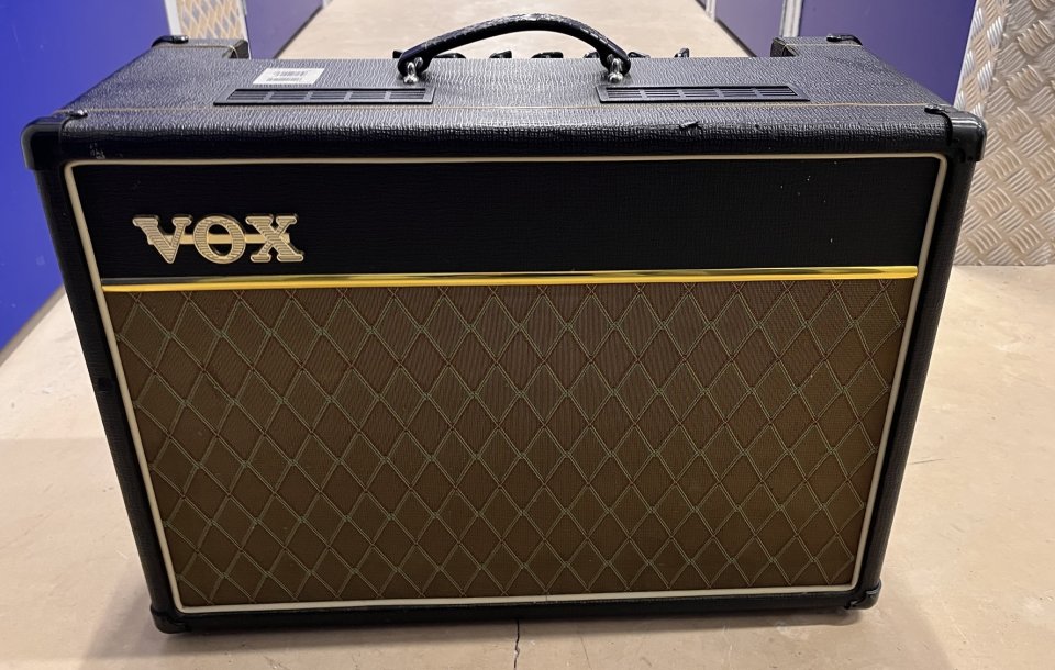 Vox AC15CC1 Custom Classic 15-Watt 1x12" Guitar Combo 2006 - 2010 - Black de segunda mano · Foto 1 de 6 · Barcelona · 479 €