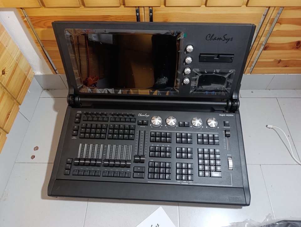 Mesa de Iluminación ChamSys MagicQ MQ250M de segunda mano · Foto 2 de 3 · Bizkaia · 18500 €