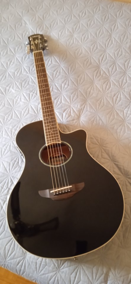 Guitarra Yamaha APX600 de segunda mano · Madrid · 200 €