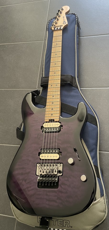 Charvel Pro-Mod San Dimas HH FR - Purple Haze con funda y upgrade en puente de segunda mano · Foto 1 de 10 · Girona · 600 €