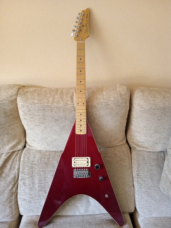 Ibanez serie x flying V de segunda mano · Foto 1 de 10 · Navarra · 250 €