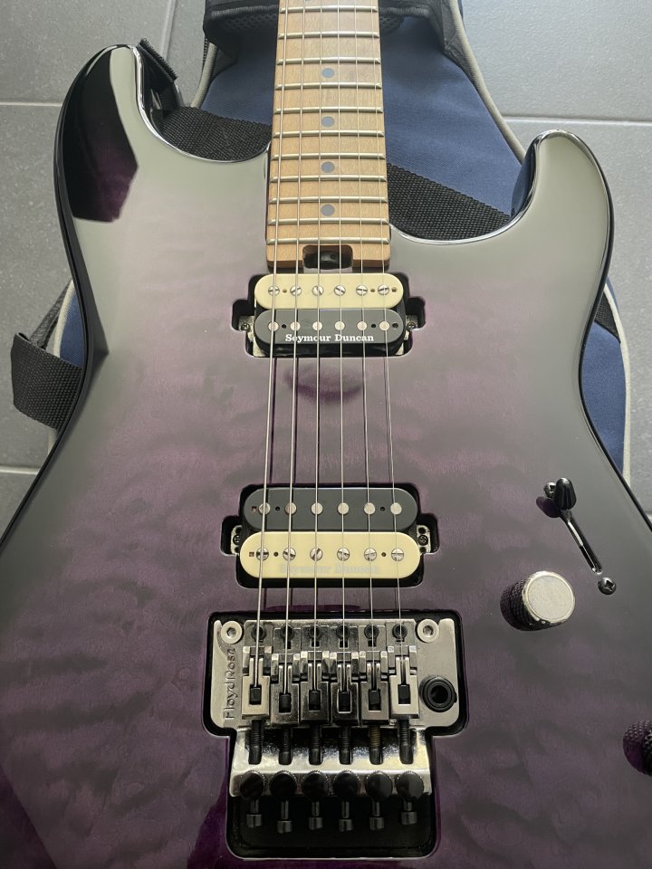 Charvel Pro-Mod San Dimas HH FR - Purple Haze con funda y upgrade en puente de segunda mano · Foto 3 de 10 · Girona · 600 €