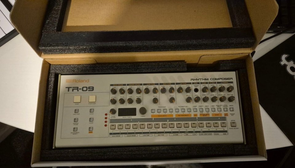 Roland TR-09 de segunda mano · Foto 1 de 2 · Madrid · 300 €