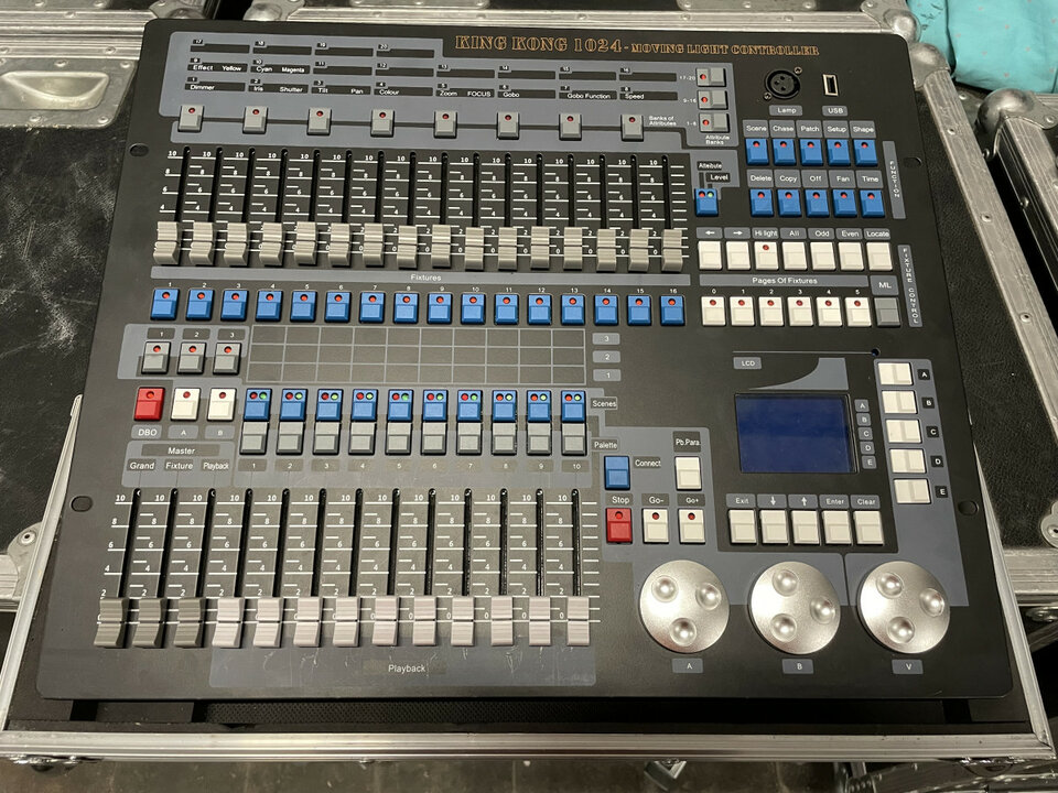 Mesa de iluminación DMX 1.024 canales (2 universos)