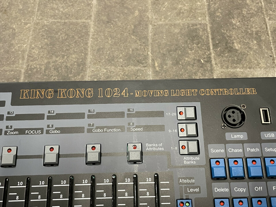 Mesa de iluminación DMX 1.024 canales (2 universos)