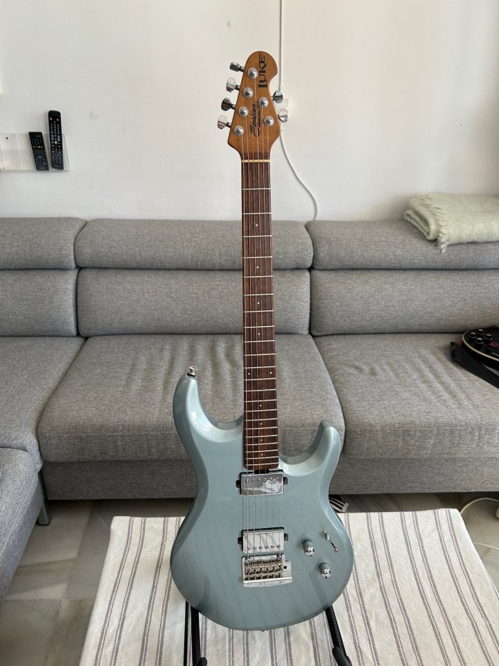Guitarra eléctrica Sterling by Music Man Luke (Steve Lukather Signature) de segunda mano · Foto 1 de 3 · Málaga · 600 €