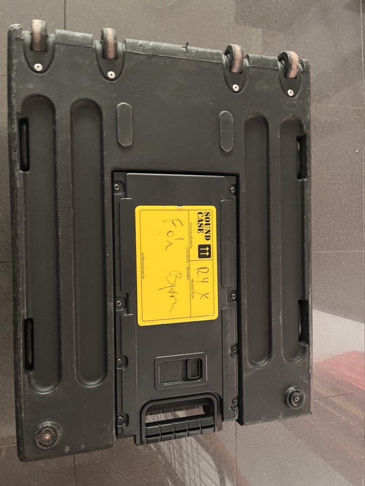 SKB 1SKB19-RSF4U Studio Flyer 4U Rack Case with Wheels 2010s - Black de segunda mano · Foto 3 de 5 · Barcelona · 179 €