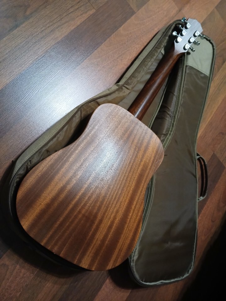 //vendo Taylor Baby BT1E