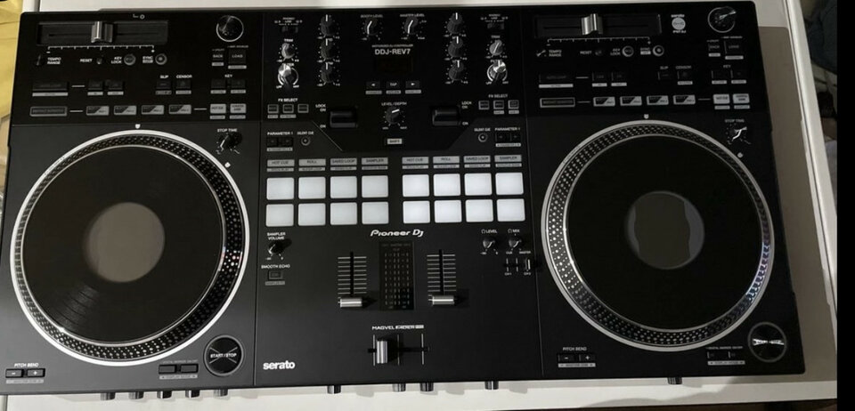 ¿Te gustaría aprender a ser DJ y dominar el arte de las mezclas?