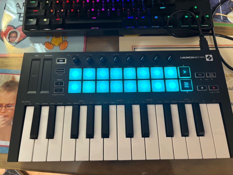 Controlador MIDI Launchkey Mini de segunda mano · Foto 1 de 3 · Sevilla · 80 €
