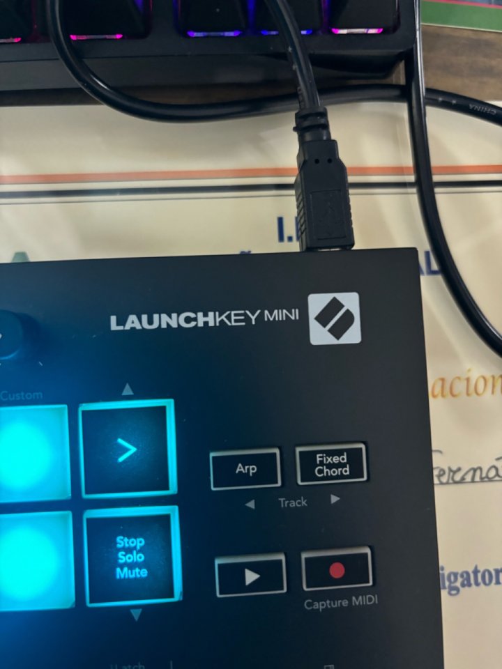 Controlador MIDI Launchkey Mini de segunda mano · Foto 3 de 3 · Sevilla · 80 €