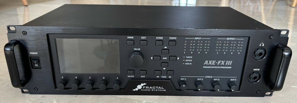 Fractal AXE-FX III con controladores