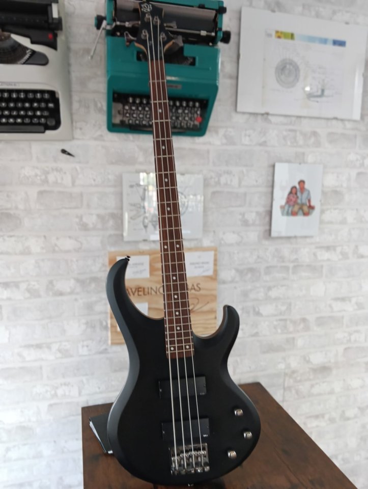 Bajo Ibanez BTB200 de segunda mano · Foto 1 de 8 · Sevilla · 300 €