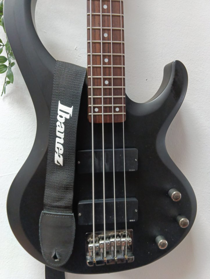 Bajo Ibanez BTB200 de segunda mano · Foto 2 de 8 · Sevilla · 300 €