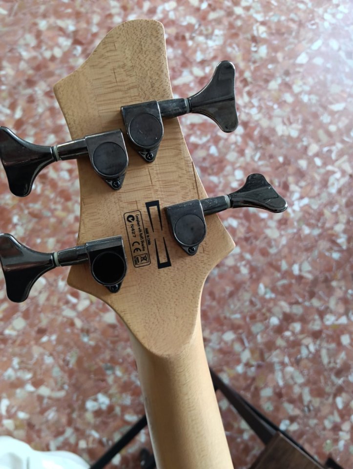Bajo Ibanez BTB200 de segunda mano · Foto 4 de 8 · Sevilla · 300 €