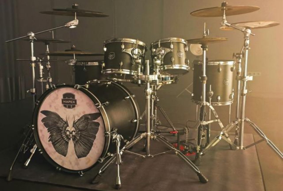 Mapex Saturn 5 piezas 22, 10, 12, 14 y 16 Satin black + dos juegos de parches REMO y EVANS de segunda mano · Foto 1 de 3 · Madrid · 1650 €