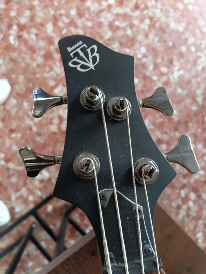 Bajo Ibanez BTB200 de segunda mano · Foto 5 de 8 · Sevilla · 300 €