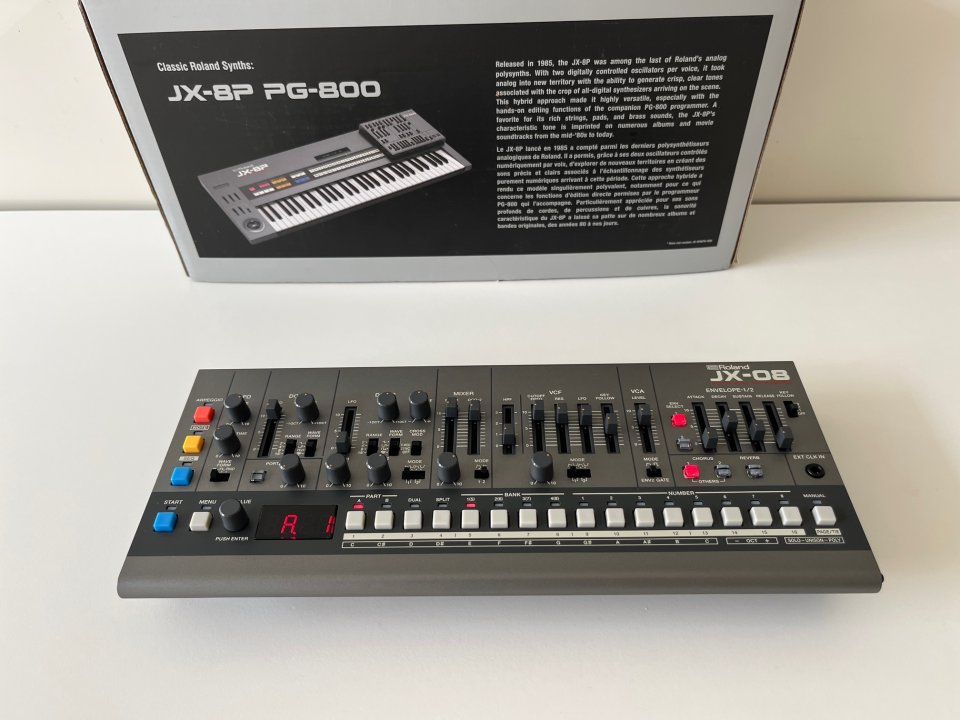 Roland JX-08 de segunda mano · Foto 1 de 3 · A Coruña · 290 €