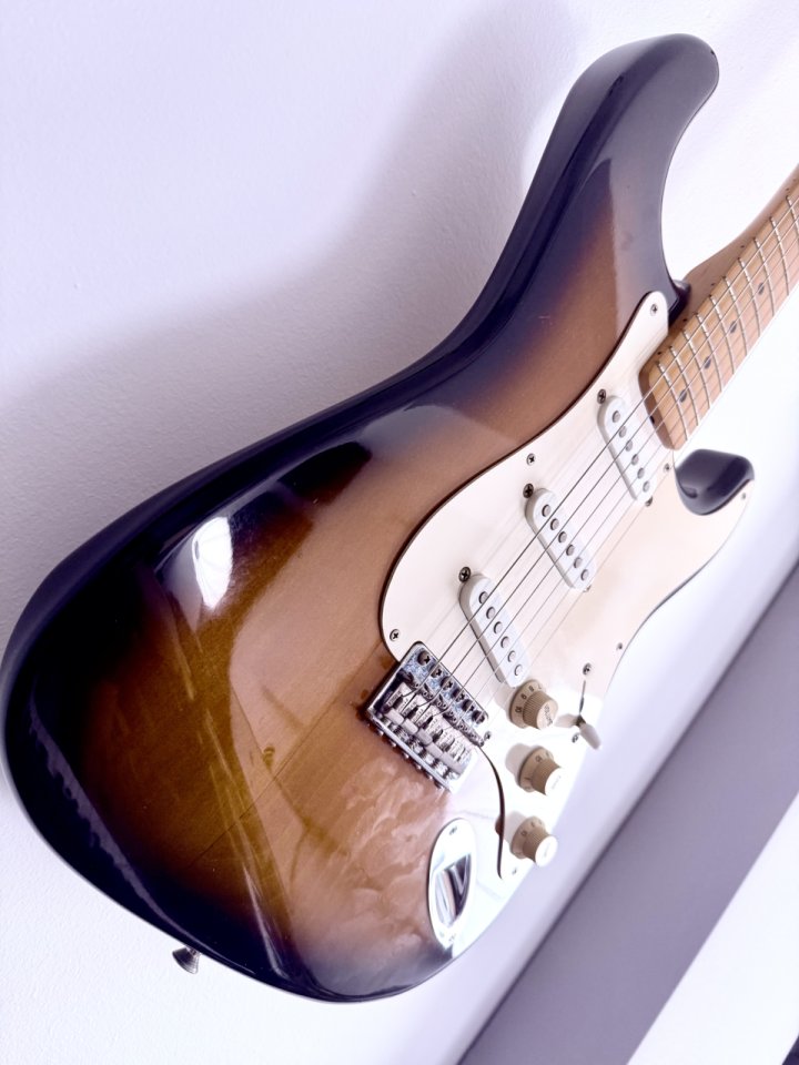 Fender Stratocaster MIJ 1996 – 50th Anniversary (Sunburst) de segunda mano · Foto 5 de 6 · Barcelona · 849 €