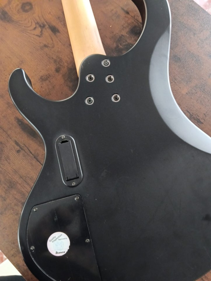 Bajo Ibanez BTB200 de segunda mano · Foto 6 de 8 · Sevilla · 300 €