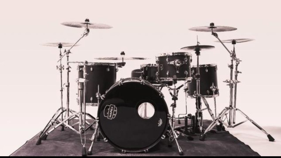 Mapex Saturn 5 piezas 22, 10, 12, 14 y 16 Satin black + dos juegos de parches REMO y EVANS de segunda mano · Foto 3 de 3 · Madrid · 1650 €